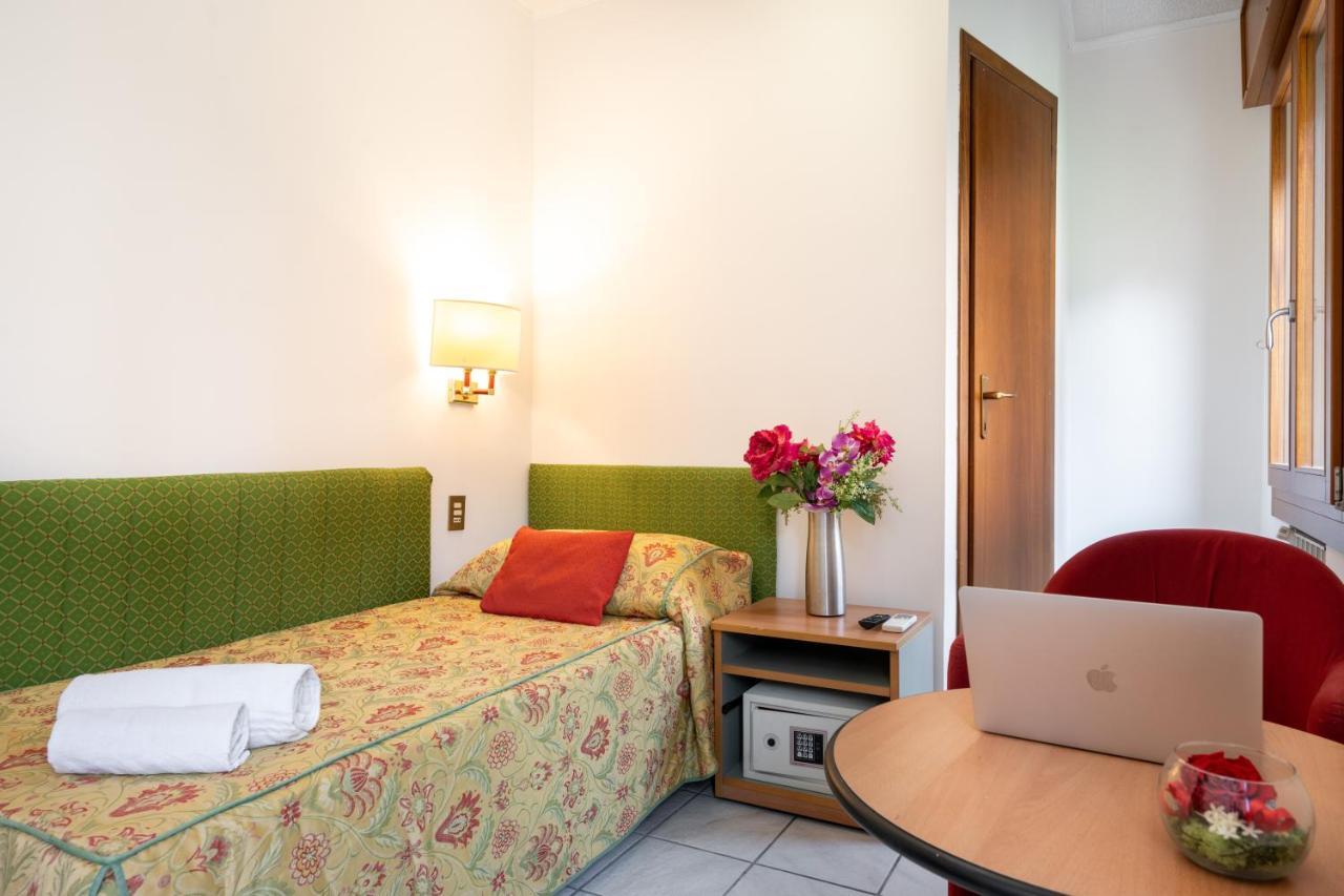 Camelia Rooms Venice Guesthouse Mestre Exterior photo