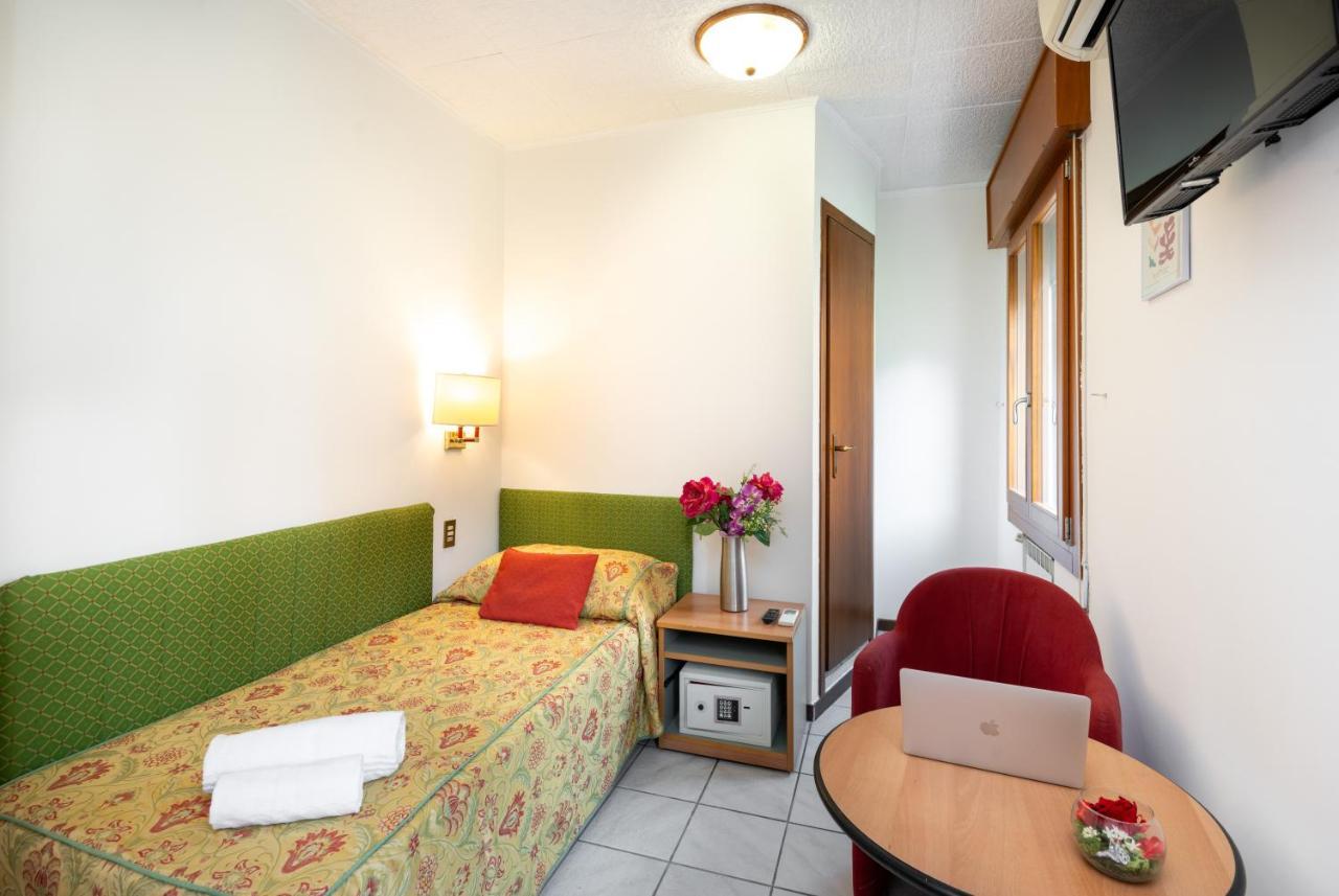 Camelia Rooms Venice Guesthouse Mestre Exterior photo
