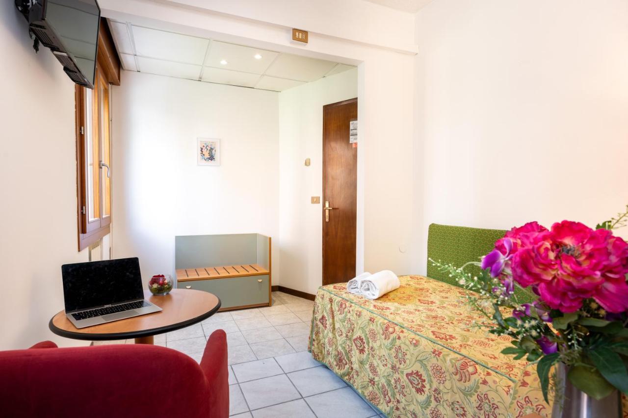Camelia Rooms Venice Guesthouse Mestre Exterior photo
